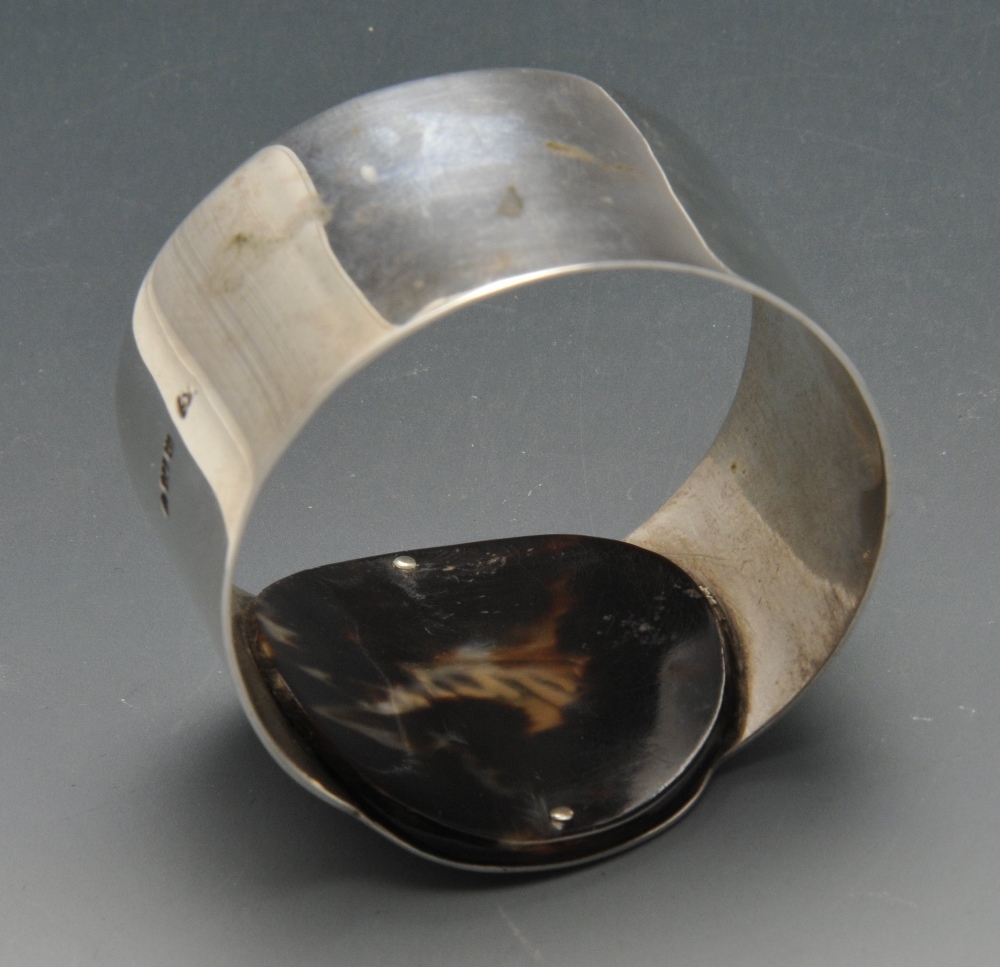 An Edwardian silver single napkin ring, the plain circular form with applied tortoiseshell panel - Image 4 of 4