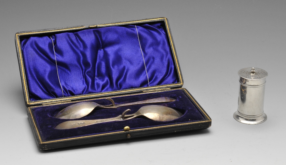 A cased pair of Edwardian silver jam spoons, each with hook to rest on the rim of a jar,