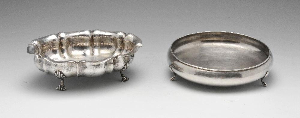 A mid-twentieth century Italian silver fruit dish of hammered oval form with lobed sides and