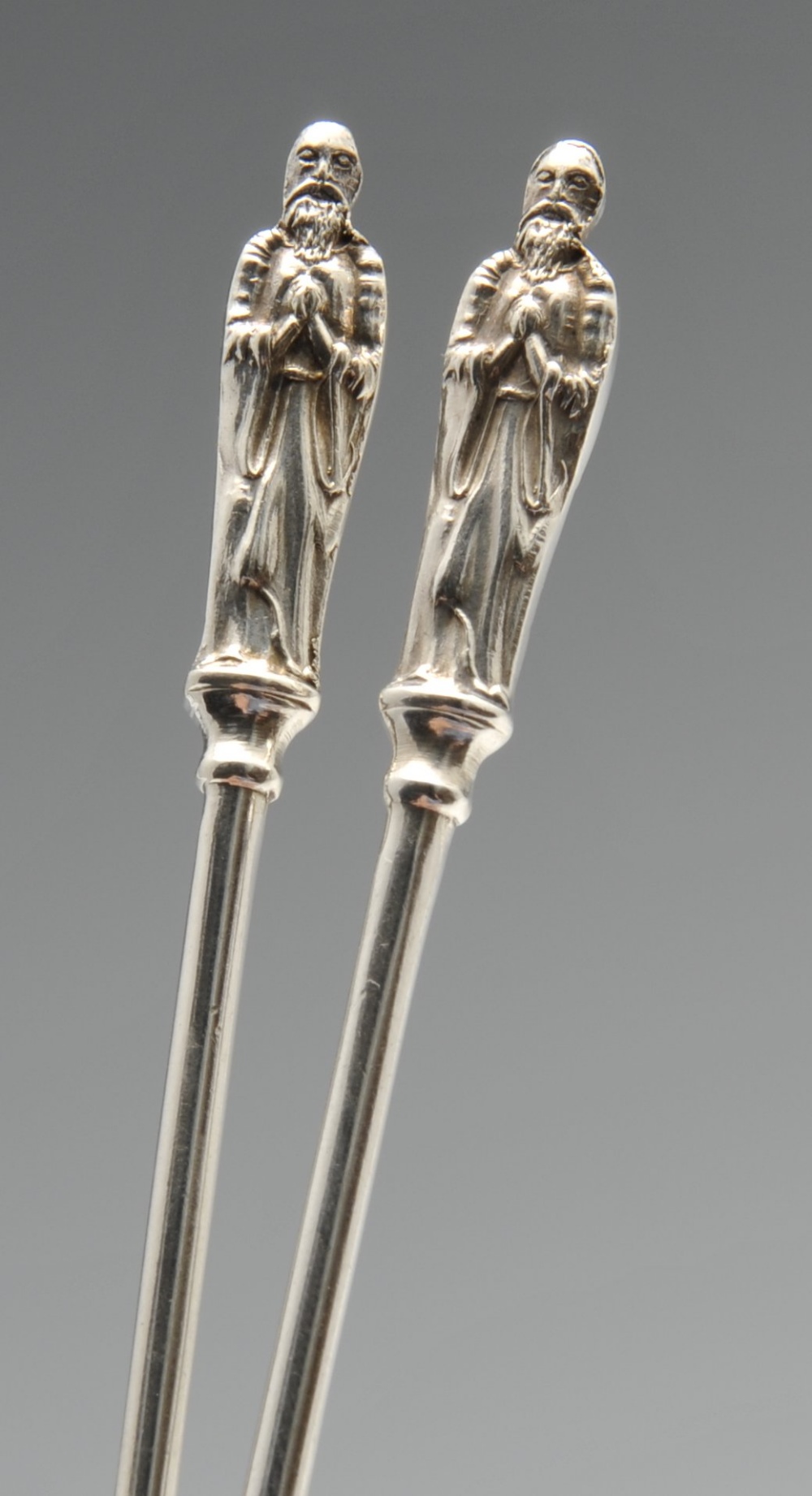 A cased set of six late Victorian silver spoons and sugar tongs having apostle terminals and foliate - Image 3 of 7