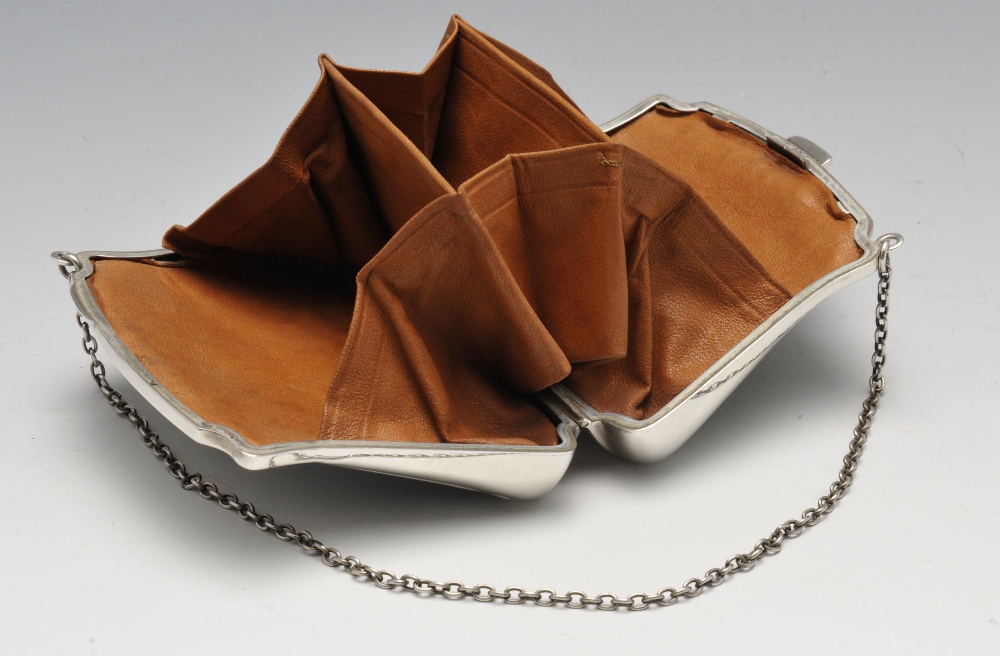 An early twentieth century silver mounted tortoiseshell purse, the hinged and tapered body inlaid - Image 3 of 4