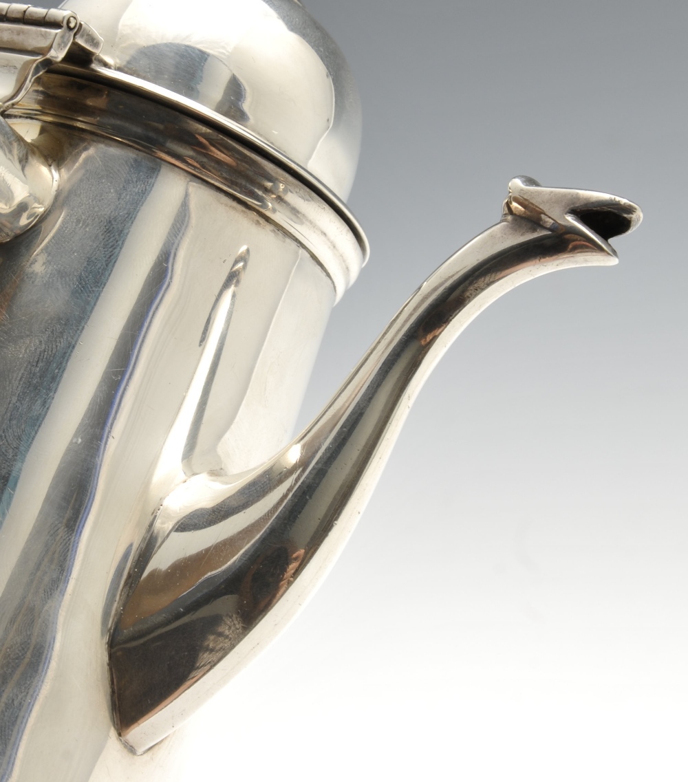 A pair of Edwardian silver chocolate pots of plain tapering form with domed hinged covers and - Image 3 of 7