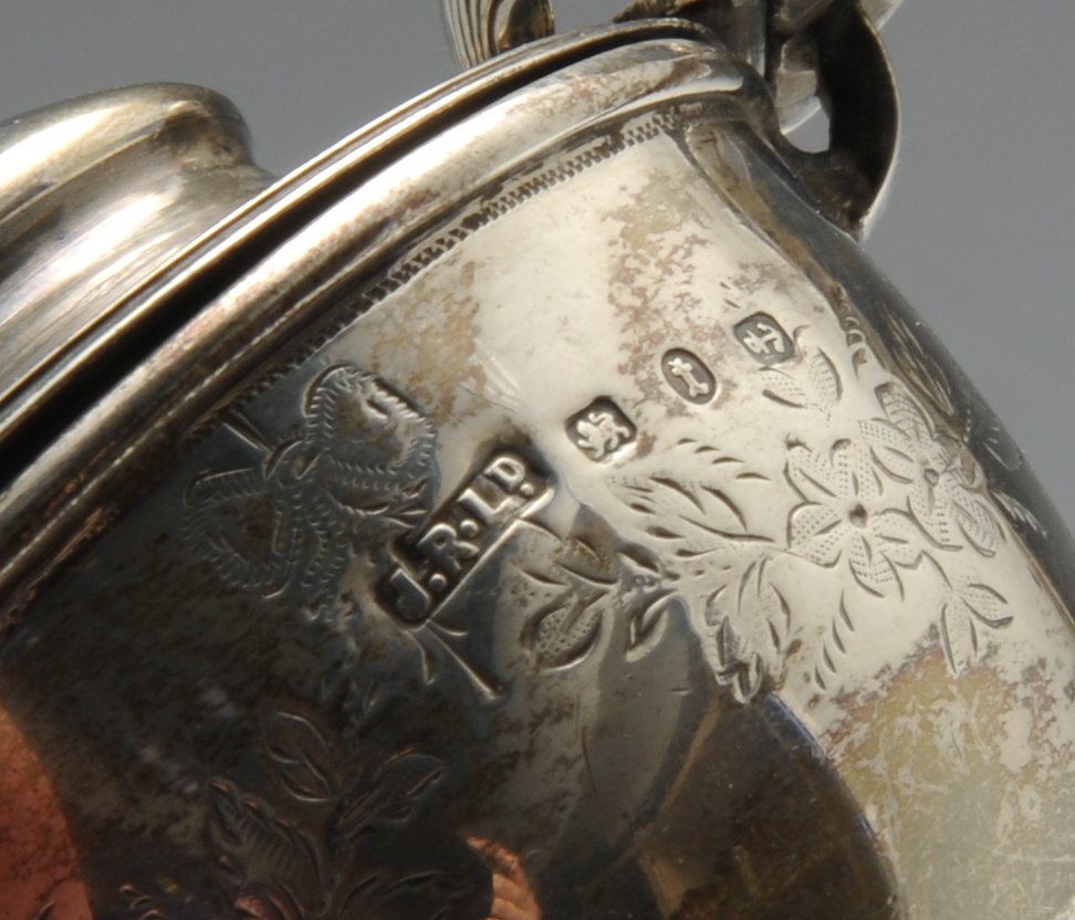 A late Victorian silver mustard pot of circular pedestal form with floral swag engraving and shell - Image 4 of 4