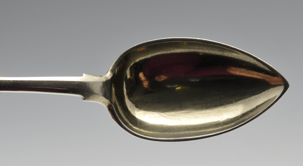 A set of eight mid-nineteenth century Russian silver spoons, each in a Fiddle style pattern with - Image 6 of 7