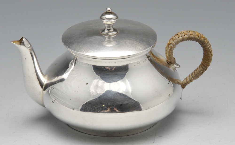 A modern Italian silver bachelor coffee set comprising coffee pot, lidded sugar bowl and cream - Image 3 of 4