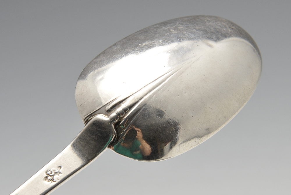 A Queen Anne silver Trefid spoon with initialled reverse terminal. Hallmarked William Scarlett, - Image 3 of 7