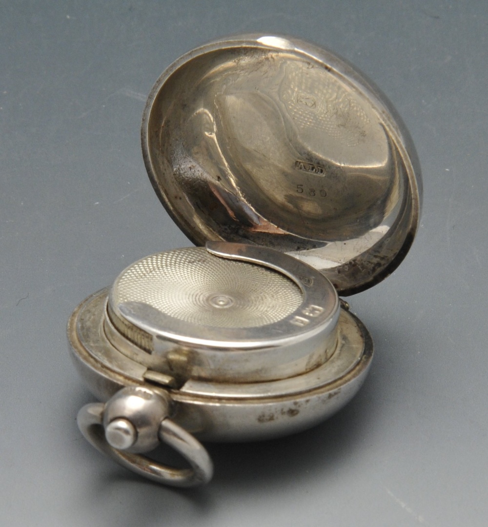 An Edwardian silver vesta case of plain oblong form with engraved family crest to the front, - Image 7 of 7