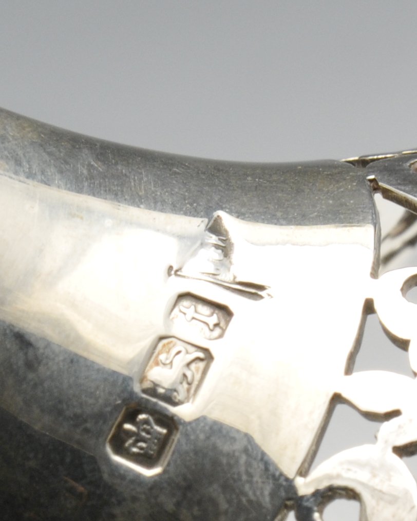 A George V silver tazza, having wide scrolling foliate pierced border and shallow dish leading to - Image 2 of 4