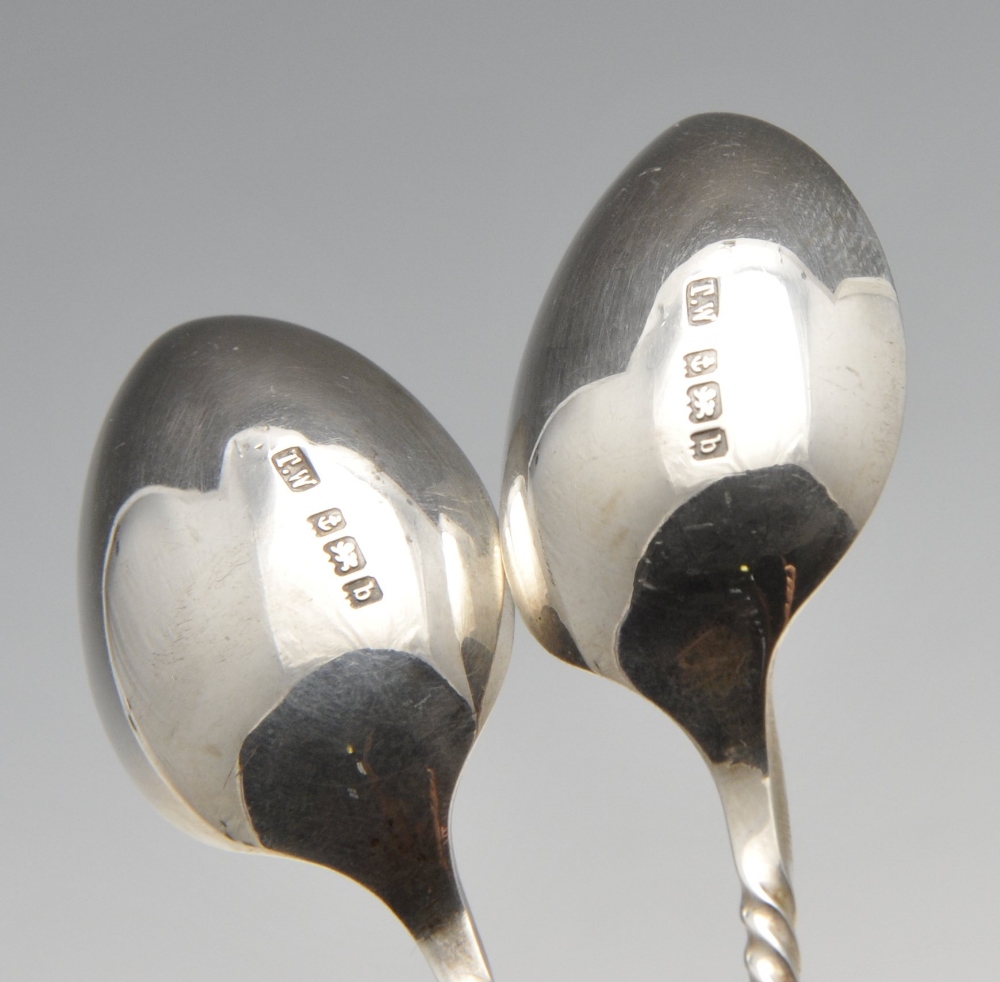 A cased set of six Edwardian silver teaspoons and sugar tongs, the spoons having mask and foliate - Image 2 of 6