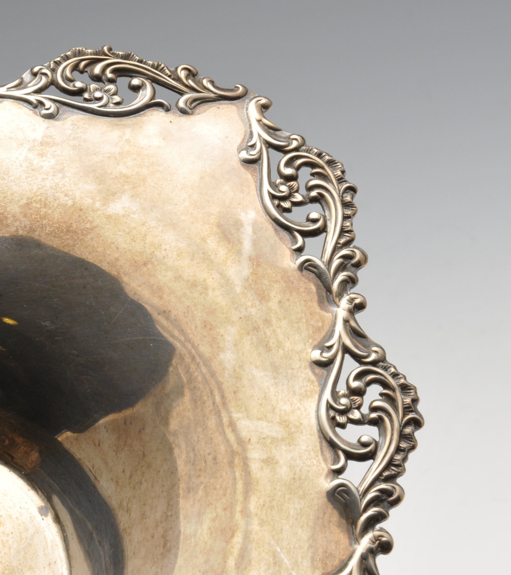 An Edwardian silver dish of oval outline having pierced foliate border to the wide flaring rim, - Image 3 of 5