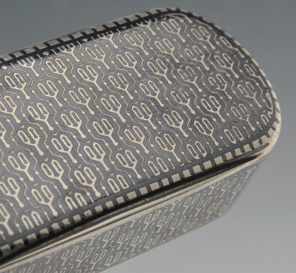 A French silver snuff box, the oblong form entirely decorated in niello with a repeated motif. - Image 4 of 5