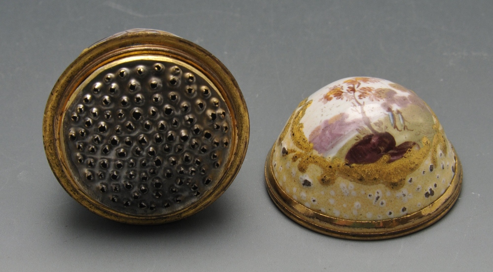 An enamel nutmeg grater of ovoid form, with gold tone mounts and gilt borders surrounding painted - Image 2 of 6