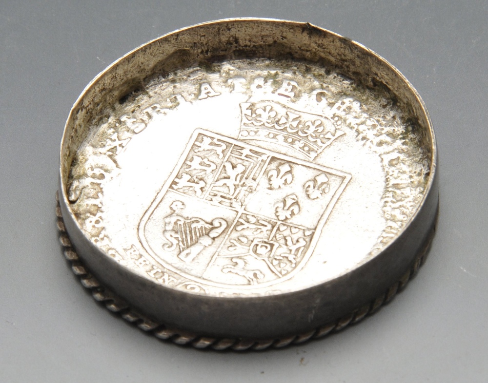 A continental pill or patch box, the circular form with Rope twist border and set with early - Image 3 of 4