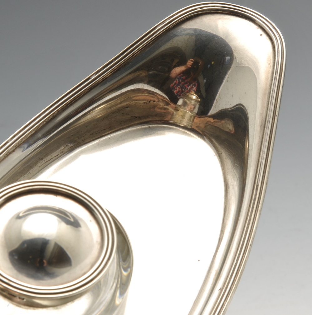 An early twentieth century silver inkstand of elongated oval form with reeded rim and raised on four - Image 4 of 7