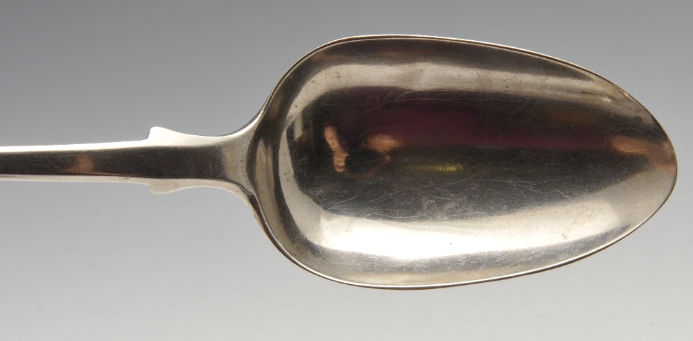 A pair of Victorian silver Fiddle pattern basting spoons with crested terminals. Hallmarked - Image 4 of 6