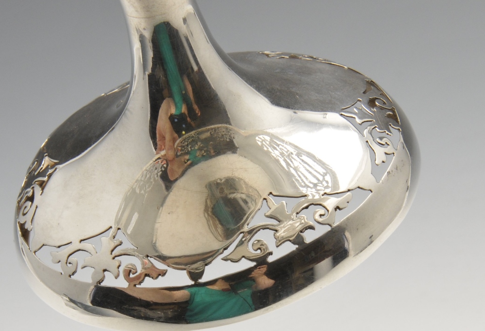 An Edwardian silver tazza, the trefoil pierced bowl on pedestal circular base conforming in - Image 3 of 4