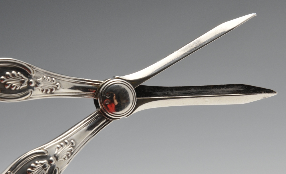 A pair of Victorian grape scissors in King's pattern with engraved crest and reeded, oval form - Image 4 of 4