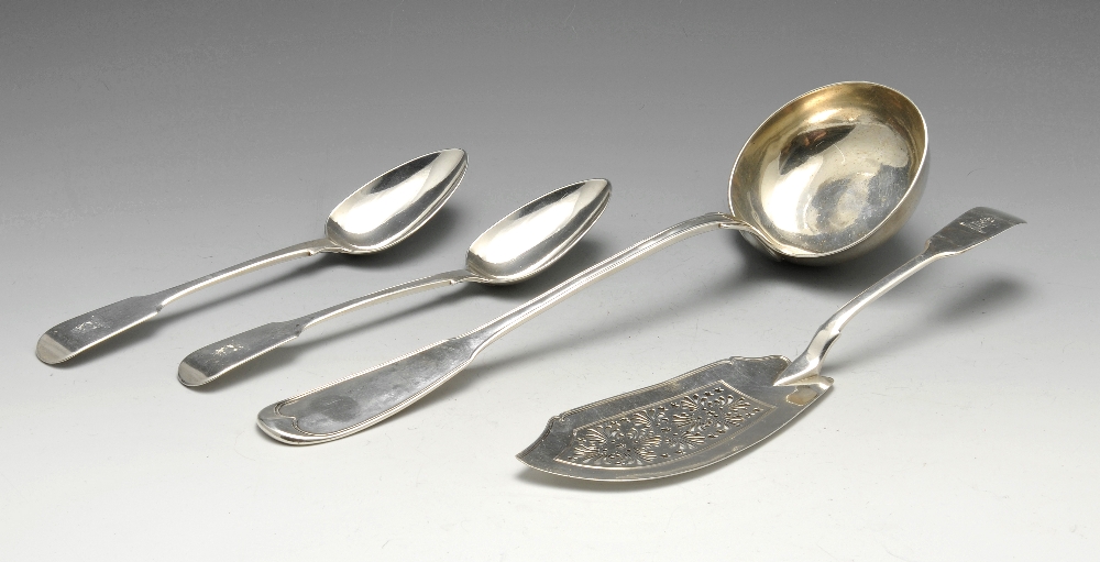 A George IV silver Fiddle pattern fish slice with crested terminal, hallmarked William, Charles &