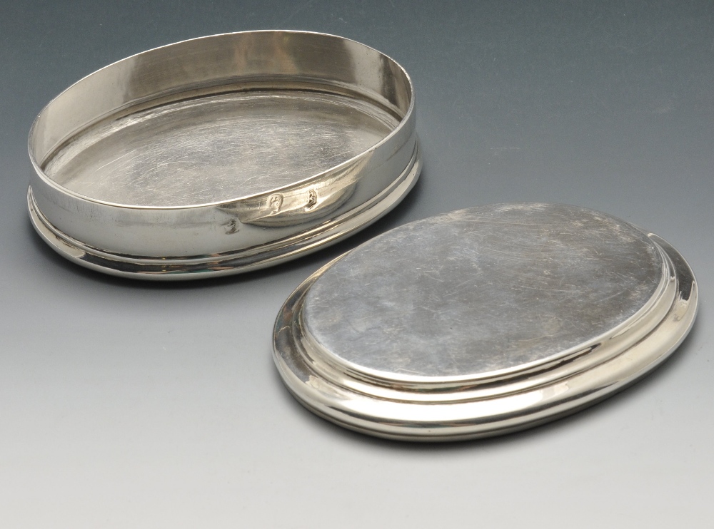 A Queen Anne silver table snuff box, the plain oval form with stepped border. Hallmarked London 1705 - Image 2 of 5