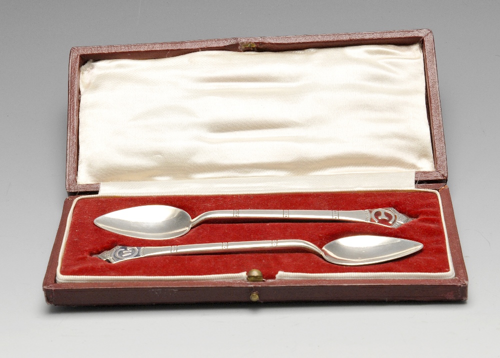 A cased pair of 1930's silver Coronation spoons for George VI and Elizabeth, each with tear drop