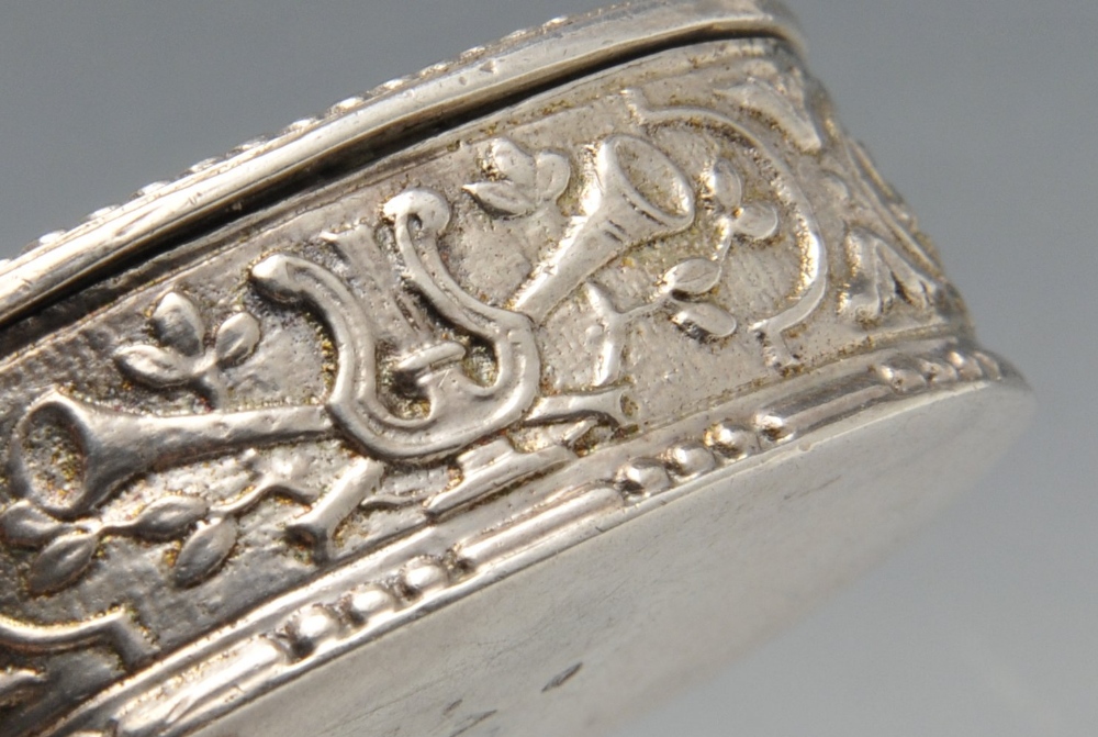 An early nineteenth century French silver snuff box, the oblong engraved form with canted corners - Image 13 of 13