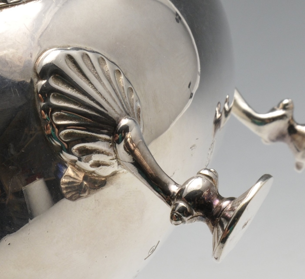 A matched pair of modern silver sauce boats, each of typical bellied form with shaped gadroon rim - Image 4 of 5