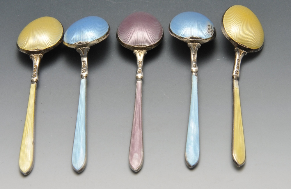 An Edwardian set of six silver coffee spoons in Albany pattern with shell bowls, hallmarked - Image 2 of 9