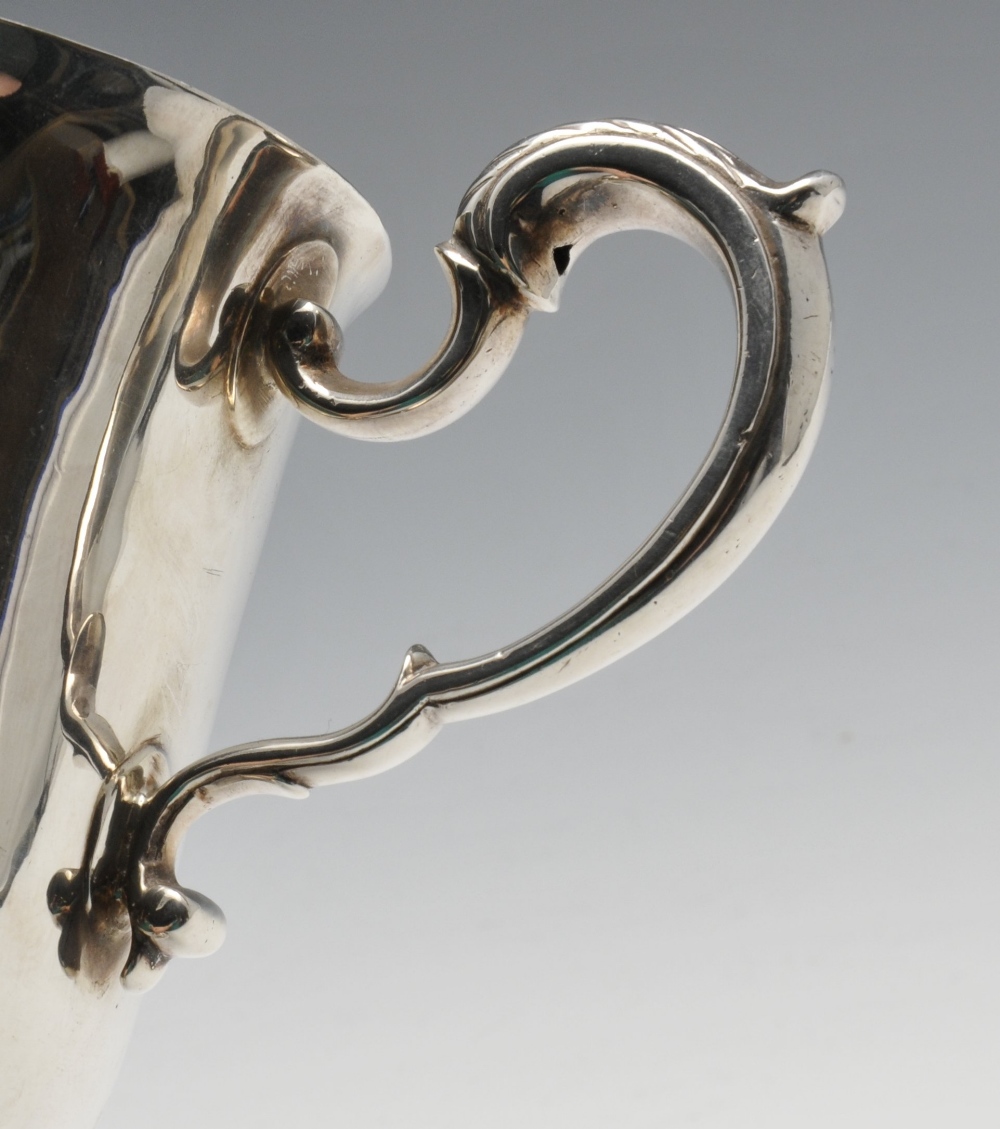 A William IV Irish silver cup of classic plain form and foliate capped twin handles. Hallmarked - Image 3 of 3