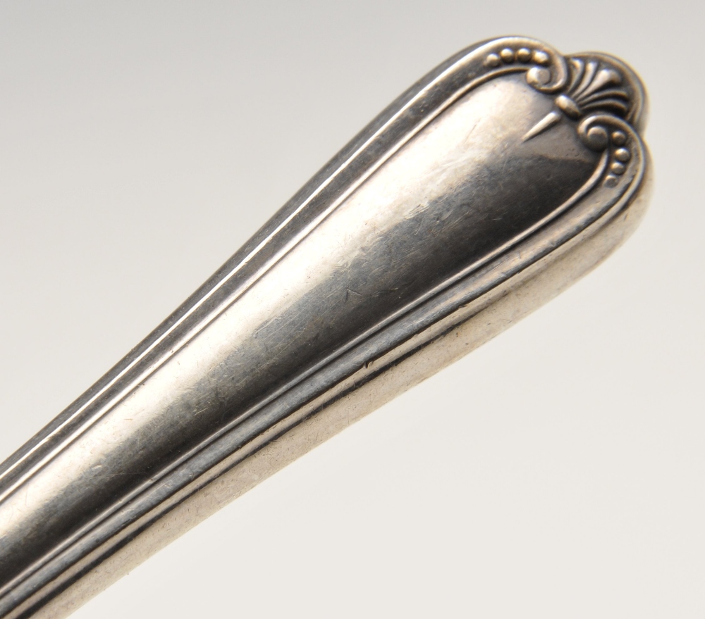 An Edwardian set of six silver coffee spoons in Albany pattern with shell bowls, hallmarked - Image 6 of 9