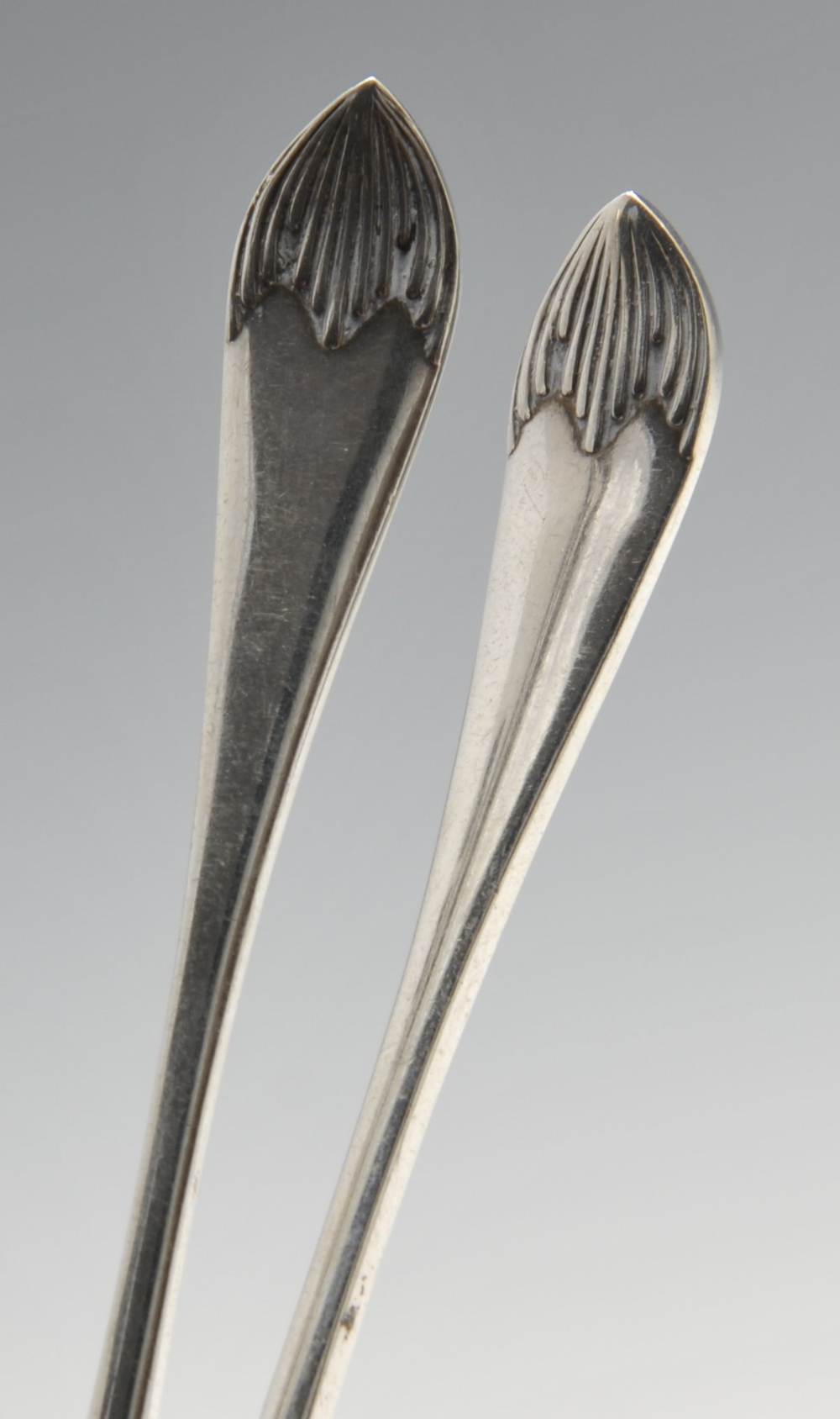 An Edwardian cased set of twelve silver teaspoons with matching sugar nips, each with plain tapering - Image 3 of 6