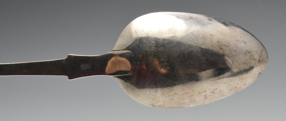 A George III silver Fiddle pattern serving spoon. Hallmarked Dublin 1812. Length measuring 12 3/4 - Image 4 of 6