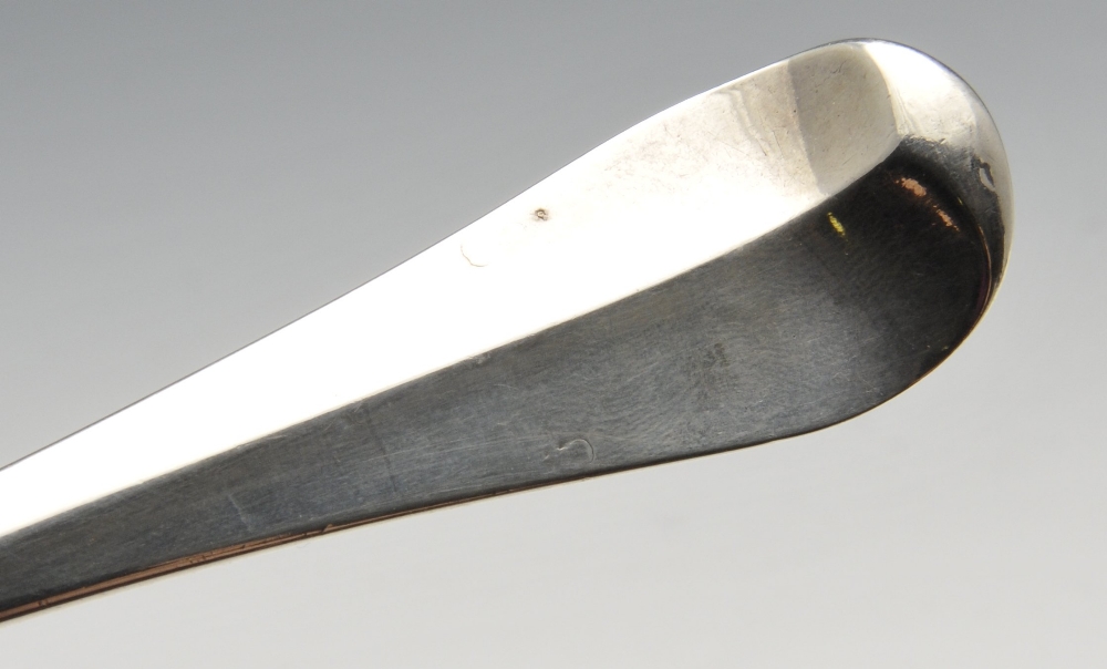 A George I silver Hanoverian basting spoon. Hallmarked James Wilks, London 1726. Length measuring 12 - Image 6 of 7