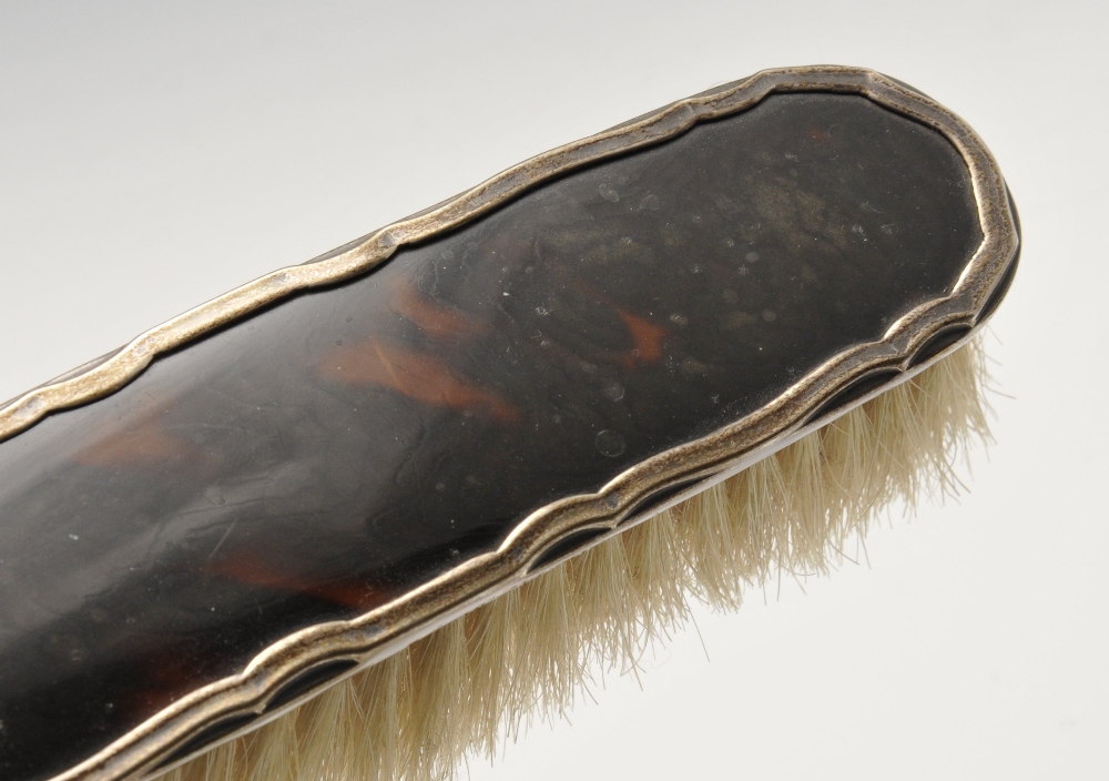 An early twentieth century five piece silver mounted tortoiseshell dressing table set comprising - Image 9 of 12