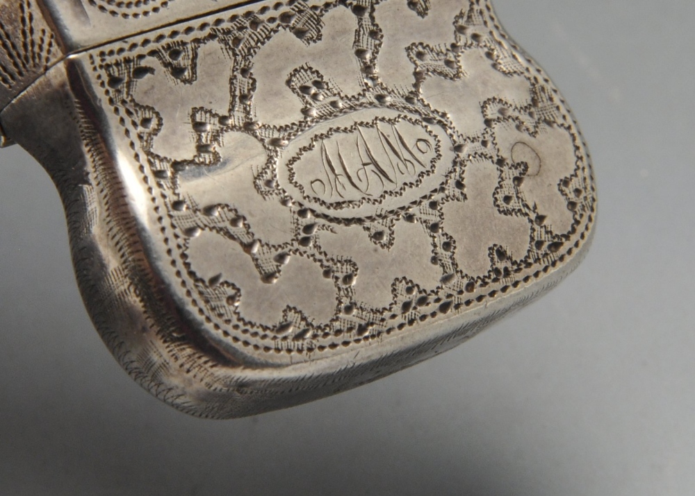 An early to mid-nineteenth century novelty vinaigrette modelled as a purse with vermicular engraving - Image 4 of 4