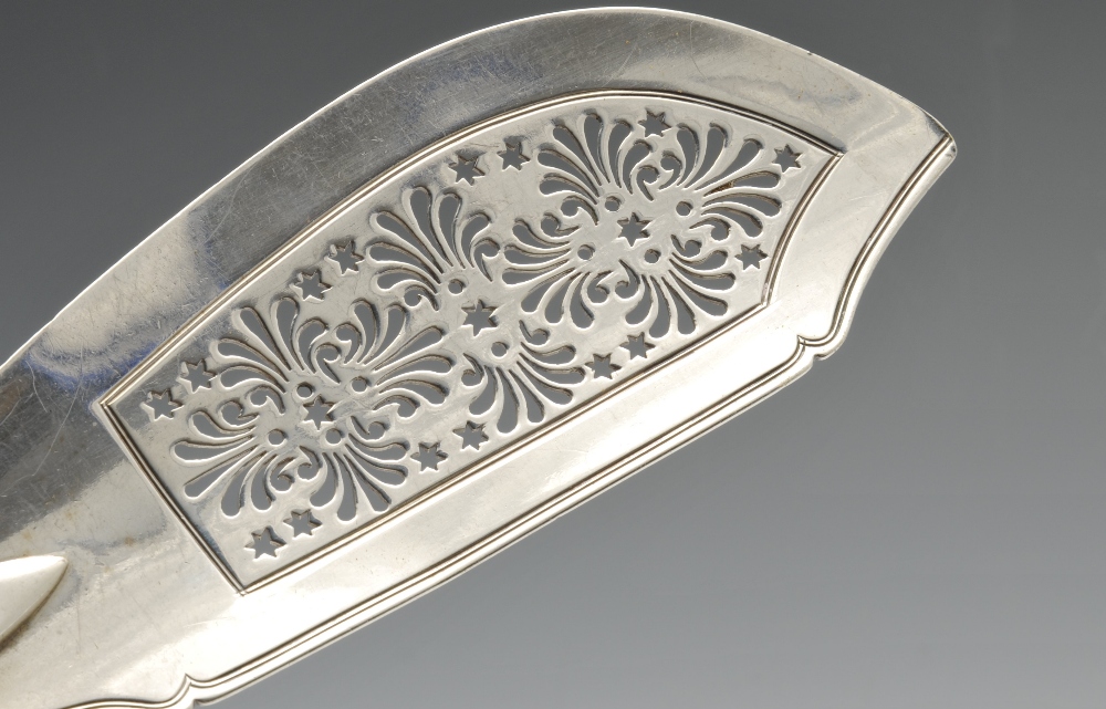 A George IV silver Fiddle pattern fish slice with crested terminal, hallmarked William, Charles & - Image 8 of 14