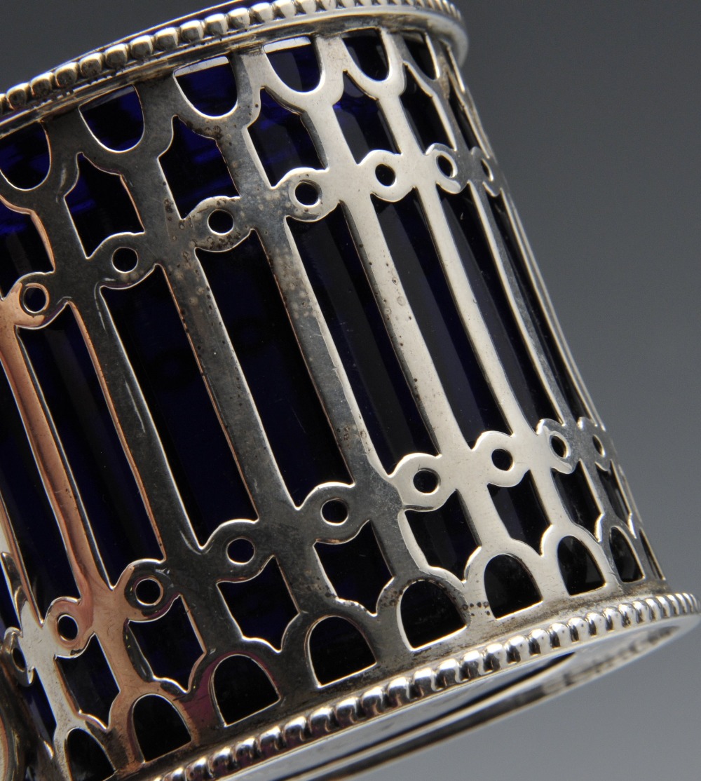 A Victorian silver drum mustard pot of pierced openwork form and blue glass liner. Hallmarked - Image 4 of 4