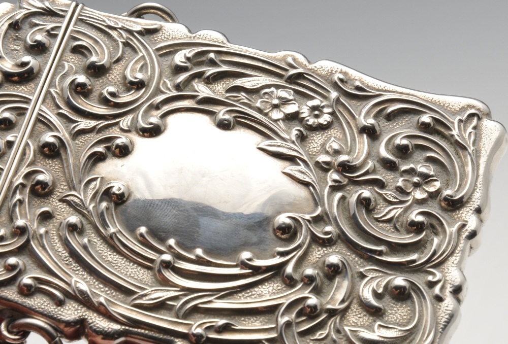 An Edwardian silver card case, the oblong form with scalloped edge and entirely embossed with floral - Image 3 of 4