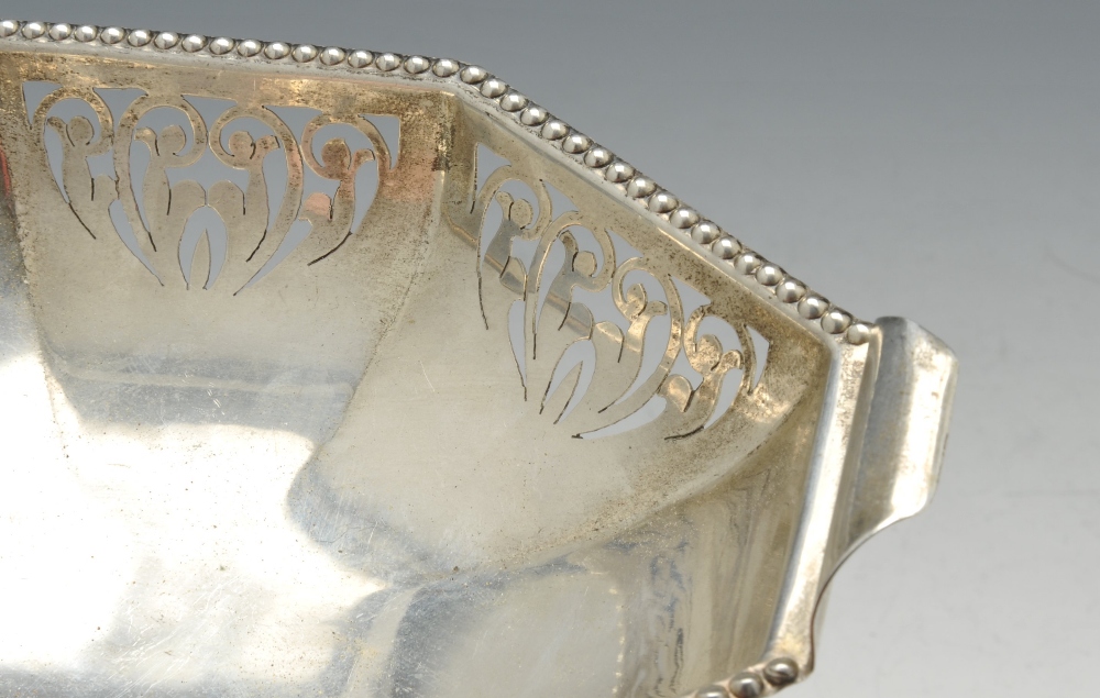 An Edwardian silver twin-handled cup of slightly flared form, having a planished finish with - Image 10 of 12