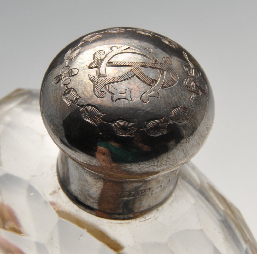 An Edwardian silver mounted hip flask, the clear glass body with faceted shoulders, the detachable - Image 4 of 4