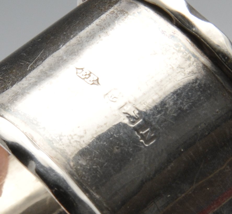 A George V silver napkin ring, having frilled edges, hallmarked E Edmonds, Birmingham 1937. Together - Image 3 of 6