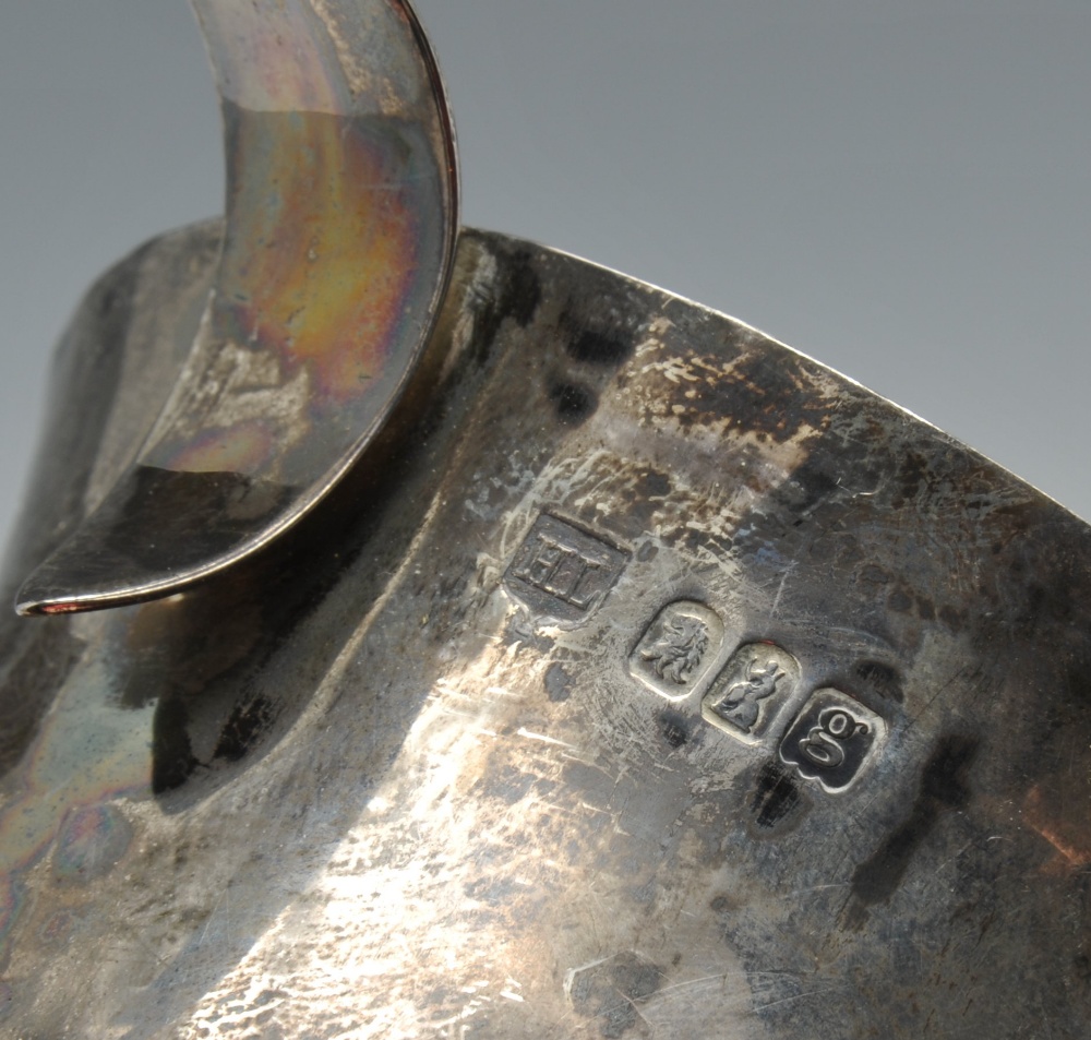 An Edwardian silver twin-handled cup of slightly flared form, having a planished finish with - Image 3 of 12