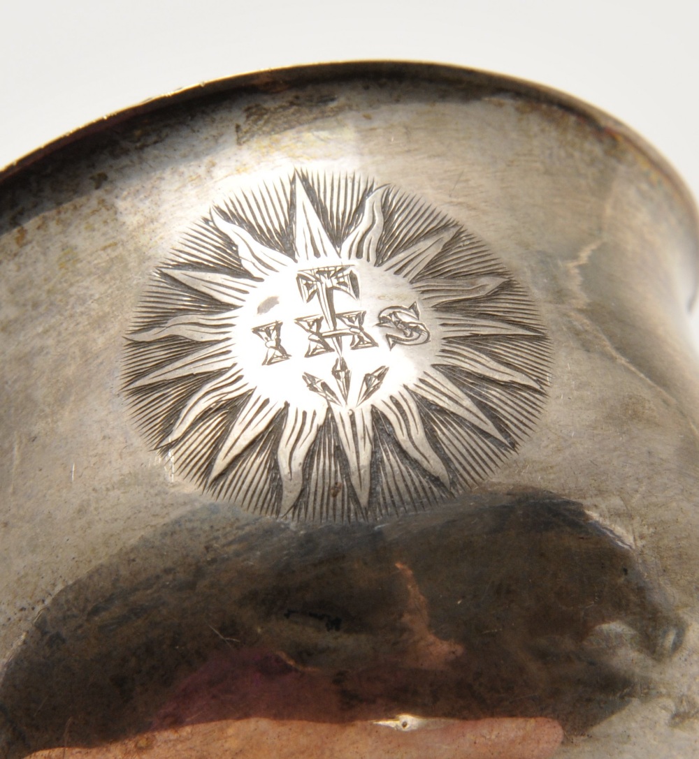 A late George III silver travelling chalice of baluster form and Christogram engraving. Hallmarked - Image 3 of 4