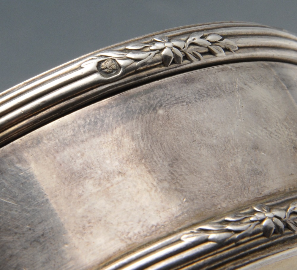 A French silver box of circular form with reeded borders and floral spray accents, the hinged - Image 2 of 5