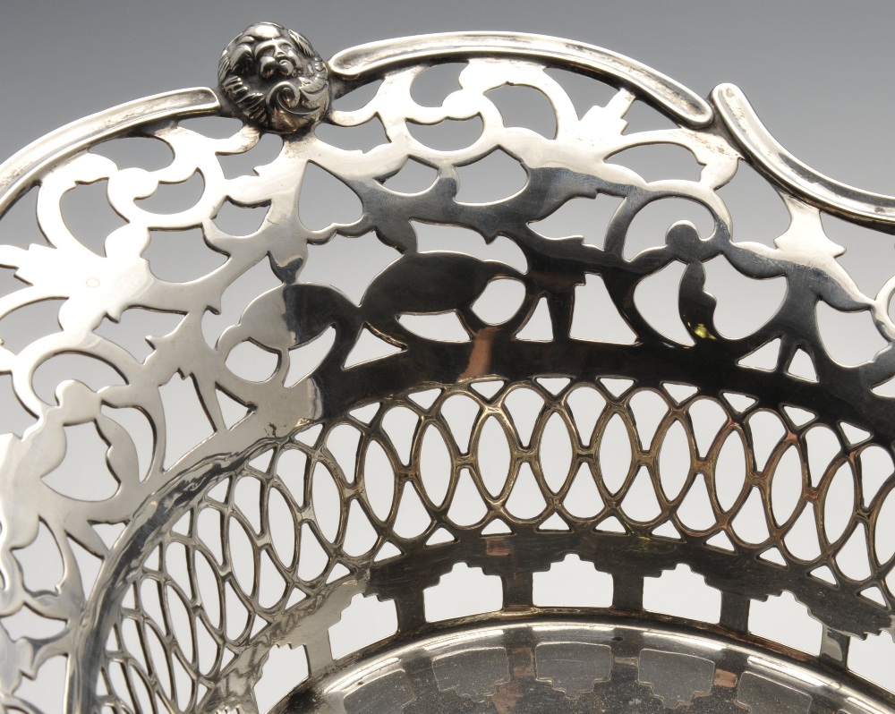 An Edwardian silver bread basket, the oval pierced openwork body with scroll and mask rim and raised - Image 4 of 5