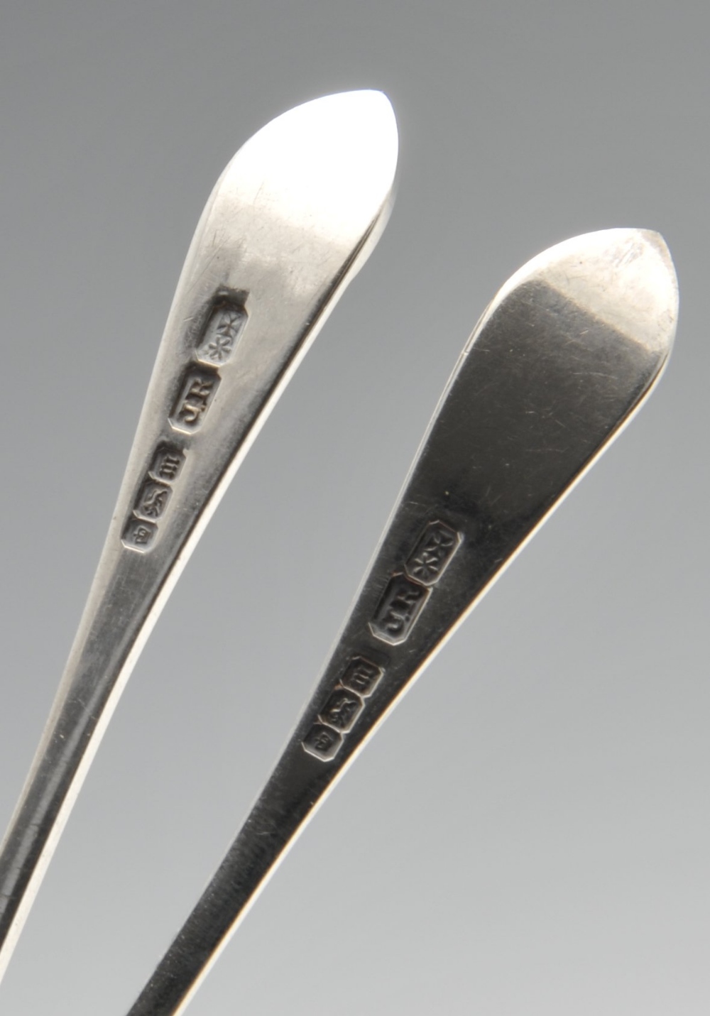 An Edwardian cased set of twelve silver teaspoons with matching sugar nips, each with plain tapering - Image 2 of 6