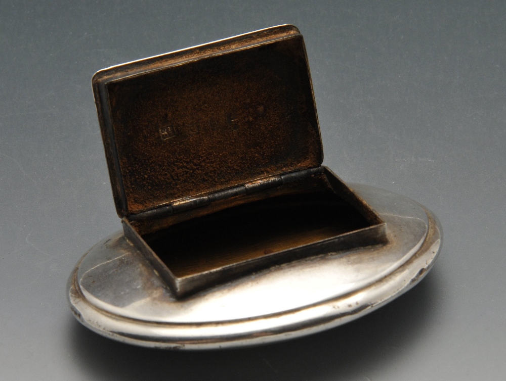 A George III silver snuff box of oval form with oblong hinged opening and applied vacant - Image 2 of 5