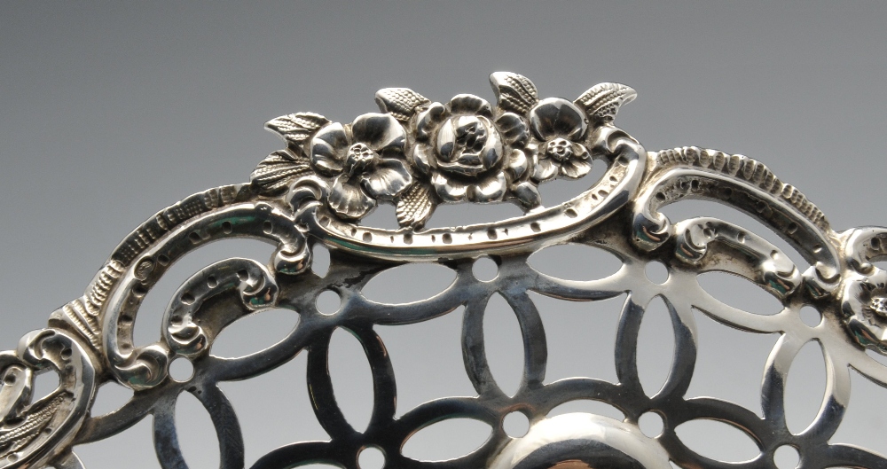 A late Victorian silver basket, of lobed form having foliate rim and wide pierced border detailed - Image 4 of 5