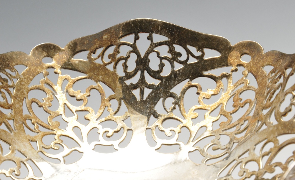 A 1920's silver pierced bonbon dish, of oval outline having scalloped rim and pierced border leading - Image 4 of 7