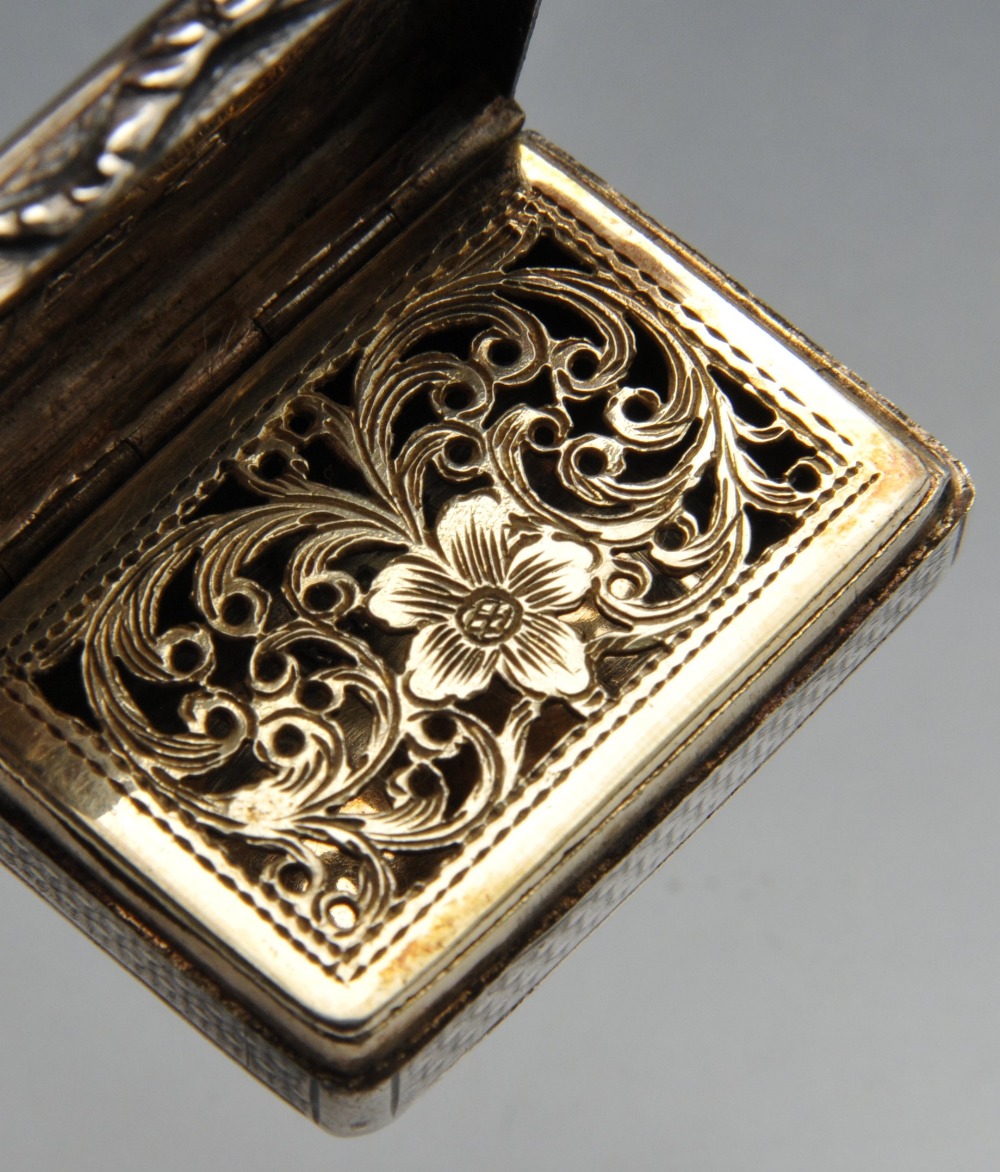 A Victorian silver vinaigrette, the oblong form with engine-turned decoration, vacant shield - Image 4 of 6