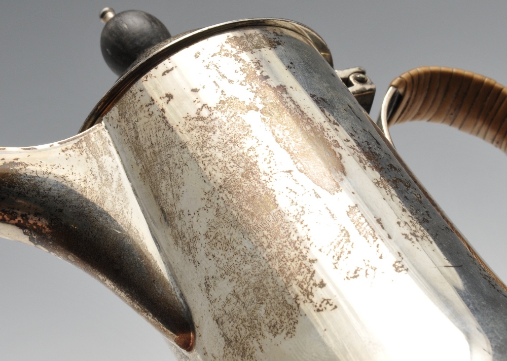 A George V silver hot milk jug, of trumpet form with domed cover and woven handle. Hallmarked - Image 5 of 5